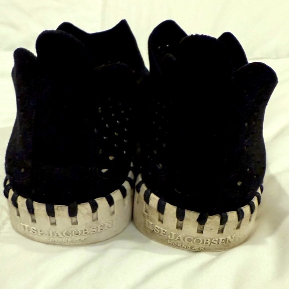 Ilse Jacobsen Tulip Perforated Sneaker (Women)
Size 40 Size 10 - Picture 4 of 7